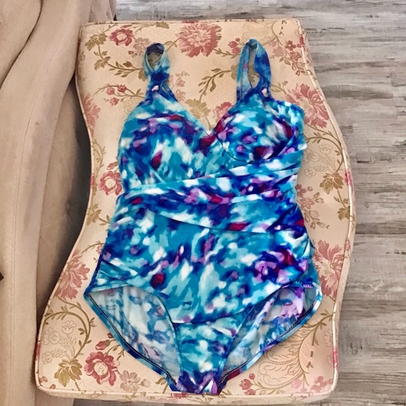 Maxime one piece multi color size 14 ruched in the middle blue, purple wine 🌺🌺 - Picture 1 of 9